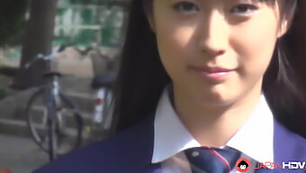 Tomomi Motozawa Ger Sin Klasskamrat En Oral Njutning I Skoluniform.