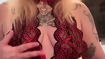 La Bella Tatuata In Lingerie Rossa Si Masturba Con Un Dildo