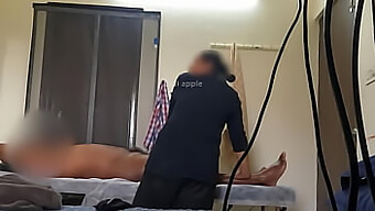 Pertemuan Spa Menjadi Panas Dengan Kamera Tersembunyi Dan Handjob.