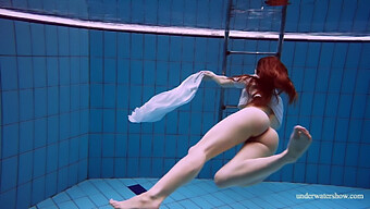 Plongez Dans Une Performance Apaisante Mettant En Vedette Des Femmes Sexy Dans Le Milieu Aquatique